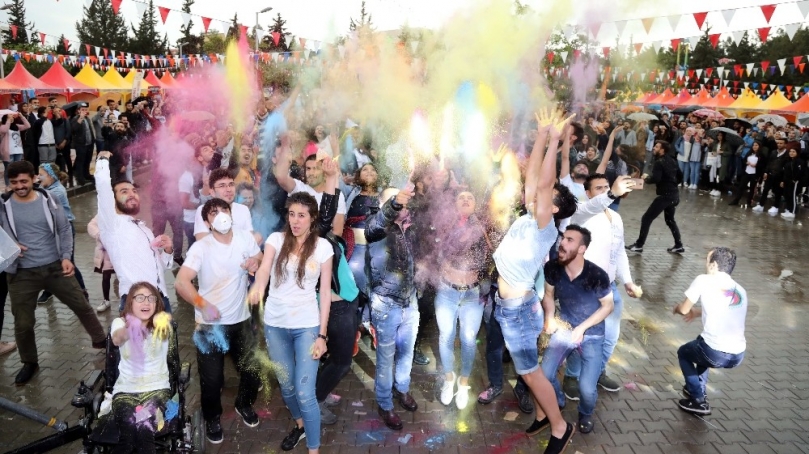 GAÜN’de şenlik coşkulu başladı