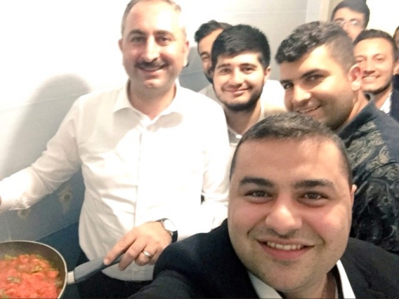 Adalet Bakanı Gül, Sahurda Öğrencilere Menemen Yaptı