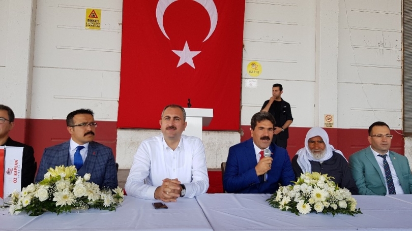 Adalet Bakanı Gül, halı fabrikasını ziyaret etti