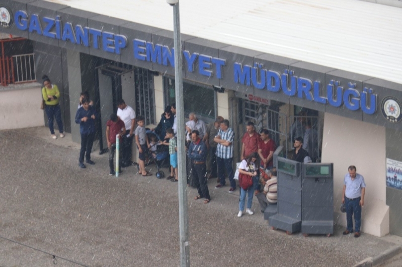 Dolu ve sağanak bayram alışverişine çıkanları vurdu