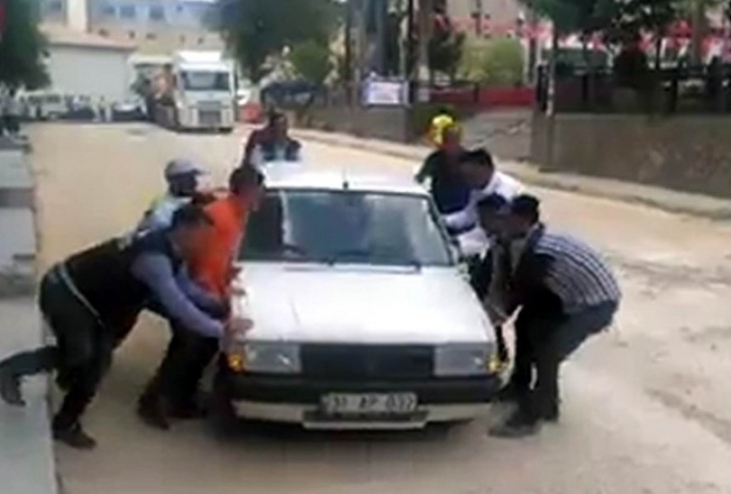Direksiyonu kilitli otomobil için ilginç kurtarma operasyonu