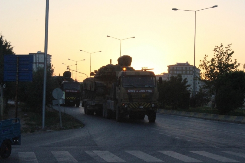 Münbiç ile Tel Rıfat sınırına askeri sevkıyat sürüyor