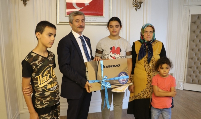Tahmazoğlu’ndan başarılı yetim öğrenciye bilgisayar