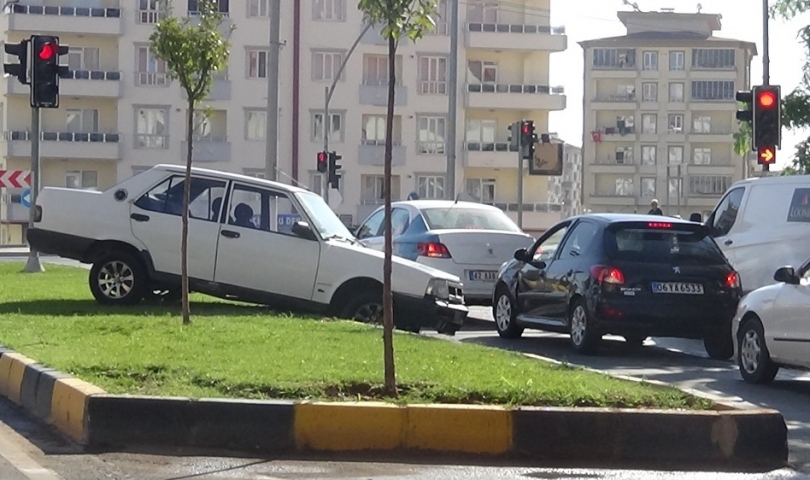 Tekeri patlayan araç karşı şeritten gelen başka bir araca çarptı