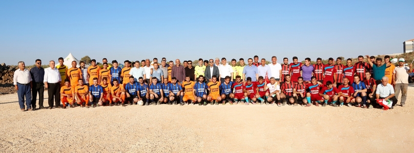Babalar ve abiler sahada minikler oyunda