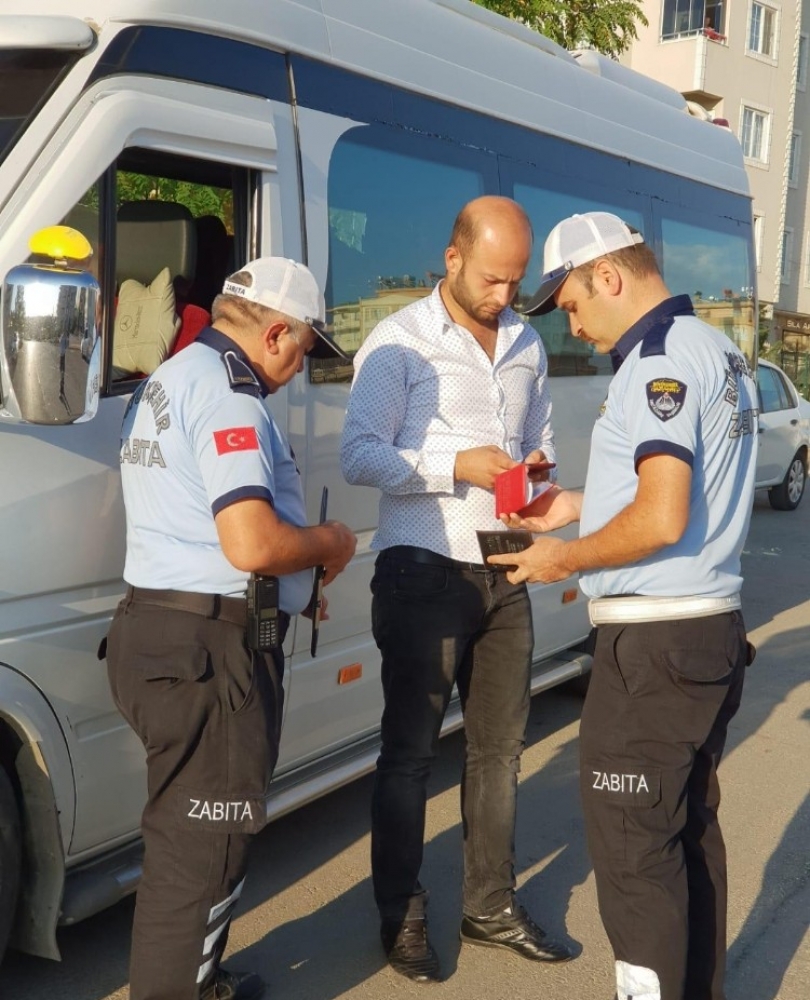 Zabıtalar okul servislerini denetliyor