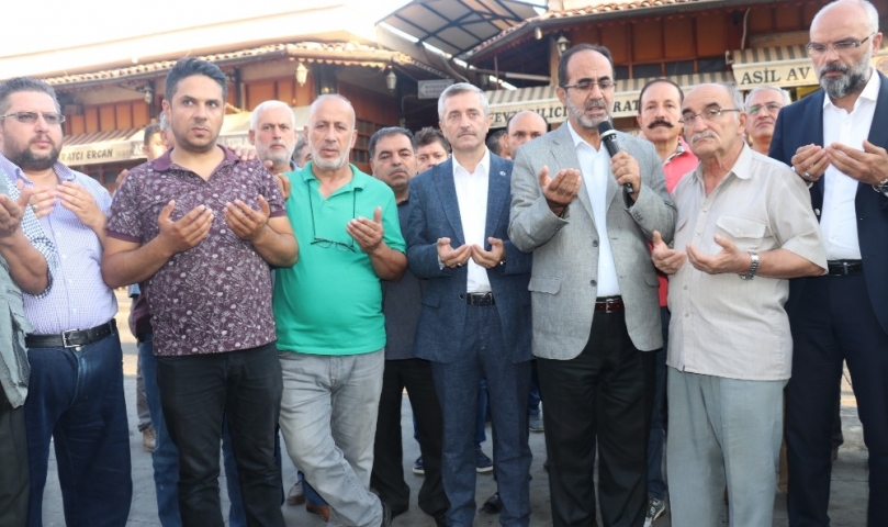 Gaziantep’te iş yerleri sabah namazının ardından dualarla açılıyor