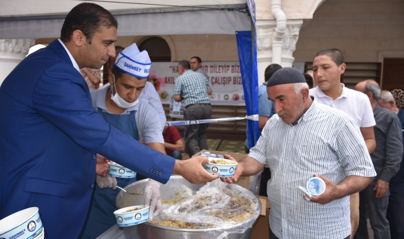 Şahinbey Belediyesi Esnafa Kuran-ı Kerim ve Pilav Dağıttı