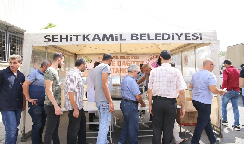 Şahinbey Belediyesi Esnafa Kuran-ı Kerim ve Pilav Dağıttı