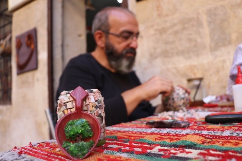 Atık cam ve taşları sanat eserine dönüştürüyor