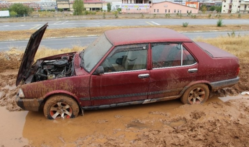 Hırsızlık Zanlılarının Bulunduğu Araç Çamura Saplandı