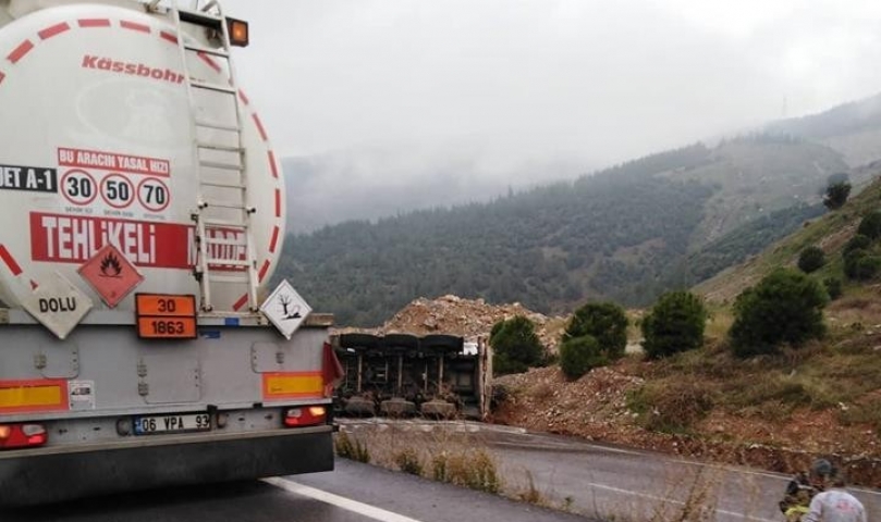 Tanker Devrildi Mazot Yola Döküldü