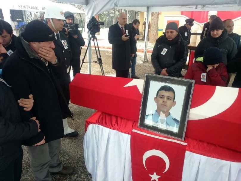 Polis baba şehit oğlunu uğurladı