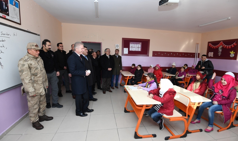 Vali Gül’den Cerablus’lu Miniklere Karne Hediyesi
