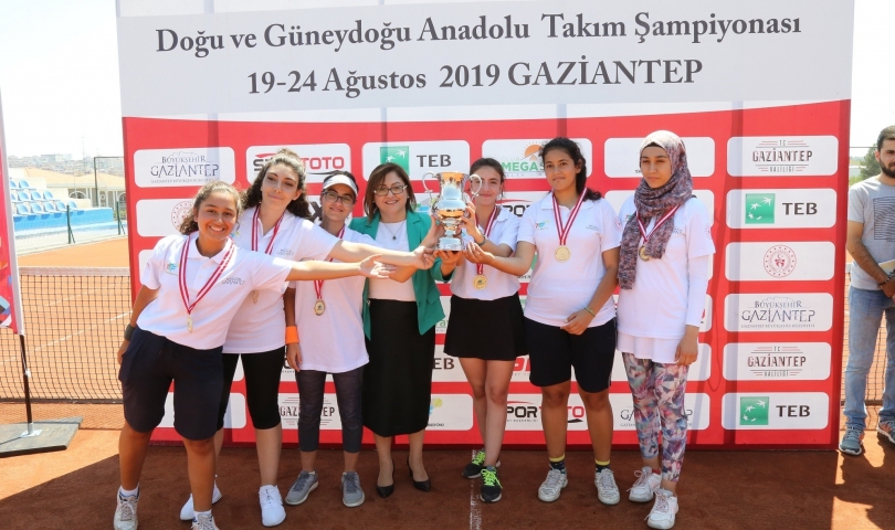Erkeklerde Gaziantep Tenis İhtisas Kulübü birinci oldu