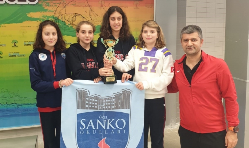 Sankolu yüzücüler kurtuluş kupası için kulaç attı