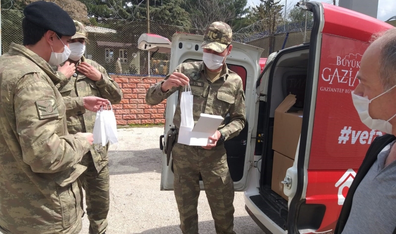 Büyükşehir Belediyesi’nden mehmetçiğe maske yardımı