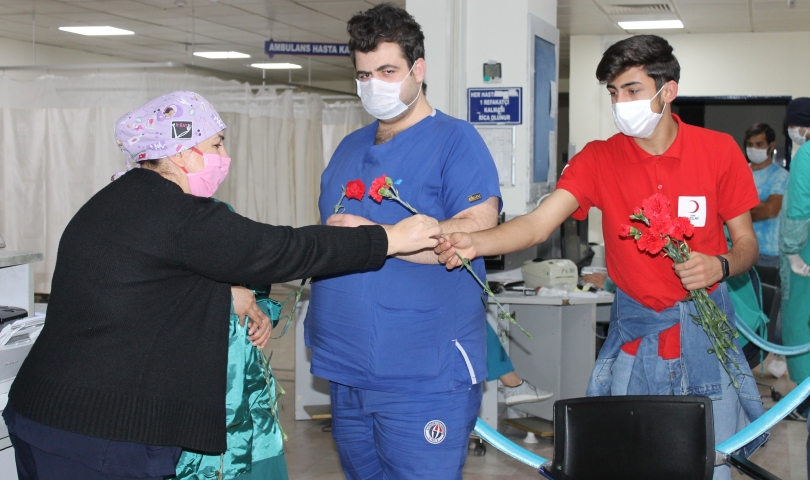 GAÜN Hastanesi’nde hemşirelere karanfil dağıtıldı
