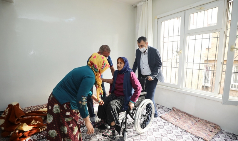 Elif Teyze, çok istediği tekerlekli sandalyesine kavuştu