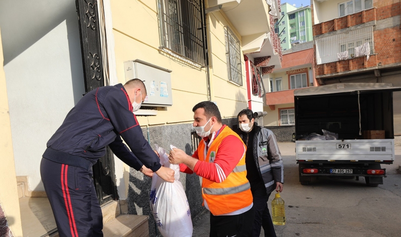 Şehitkamil’den esnafa gıda desteği