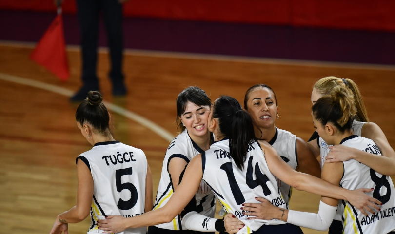Adam Voleybol galibiyetle döndü