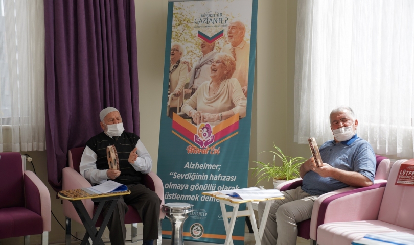 Alzaymır hastası ulu çınarlar, müzikli terapi ile moral depoluyor