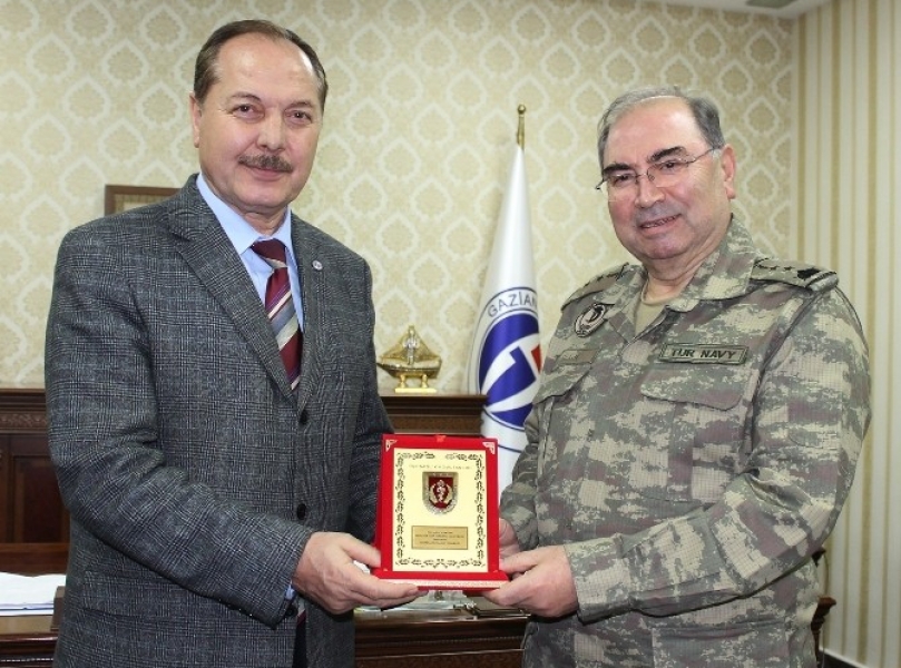 TSK Sağlık Komutanı Bilgiç’den plaket