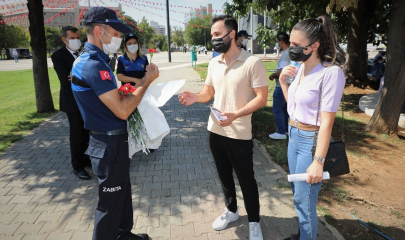 Zabıta ekipleri, vatandaşlara karanfil armağan etti