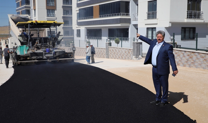 Fıstıklık Mahallesi’nde alt yapısı tamamlanan yollar asfaltlanıyor