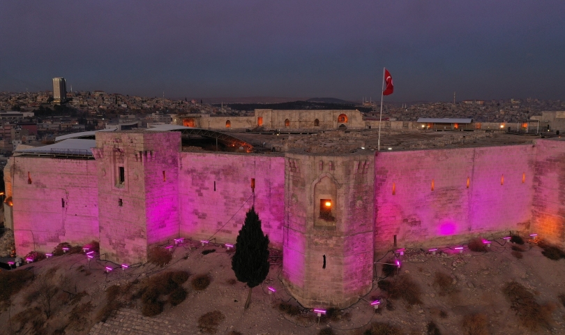 Gaziantep Kalesi mor renge büründü!