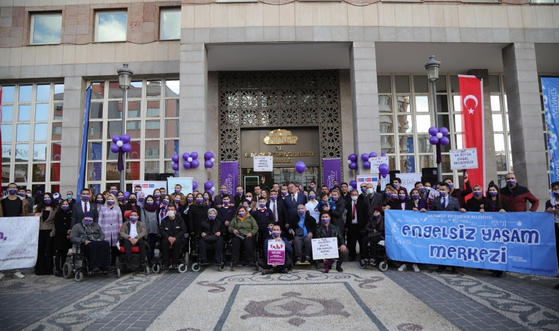 “Mor Umuttur” denilerek onlarca mor balon gökyüzüne bırakıldı