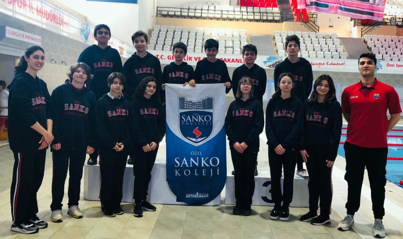 SANKO Okullarının kız ve erkek yüzme takımı bölge ikincisi oldu