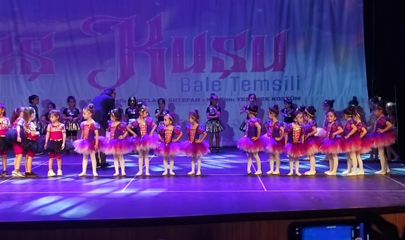Minik balerinlerin gösterisi büyüledi