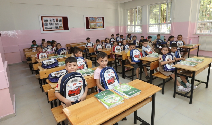 Gaziantep Büyükşehir’in çanta ve kırtasiye malzemeleri 1’inci sınıflarla buluştu