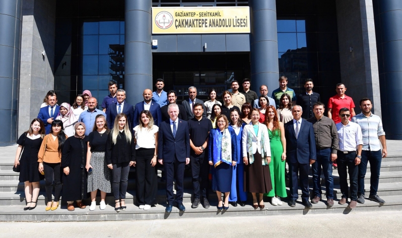 Valilik ve Belediye işbirliği ile okullara 500 akıllı tahta alındı