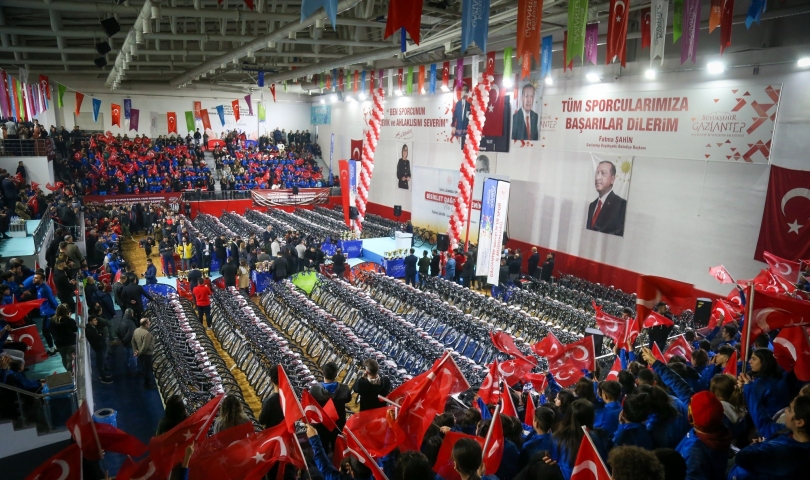 Gaziantep Büyükşehir, Bakan Kasapoğlu’nun katılımıyla 1500 lisanslı sporcuya bisiklet dağıttı