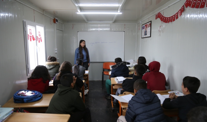 Gaziantep Büyükşehir, ilk ders gününde öğrencilere kırtasiye ve çanta desteği verdi