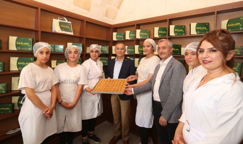 Vali Çeber Ve Başkan Tahmazoğlu’ndan Öğrencilerin Ürettiği Baklavaya Tam not