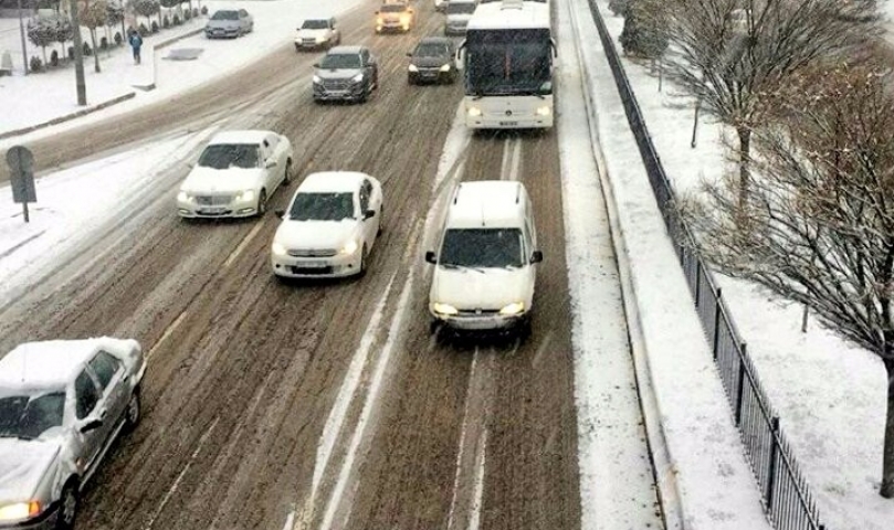 Yollar buz pistine döndü, kazalar art arda geldi