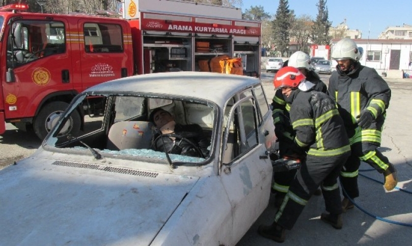 Araçta sıkışan yaralı böyle çıkarıldı