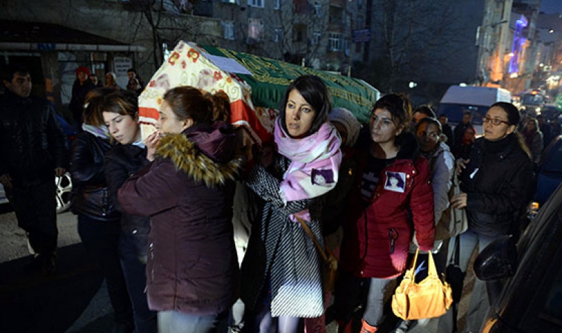 Eşinin öldürdüğü Sinem'in tabutunu kadınlar taşıdı