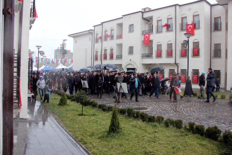 Bakan Özhaseki, Yazıcık konutlarının açılışını yaptı