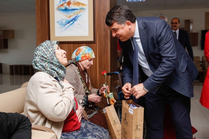 Başkan Fadığloğlu Huzurevi sakinleri ile buluştu
