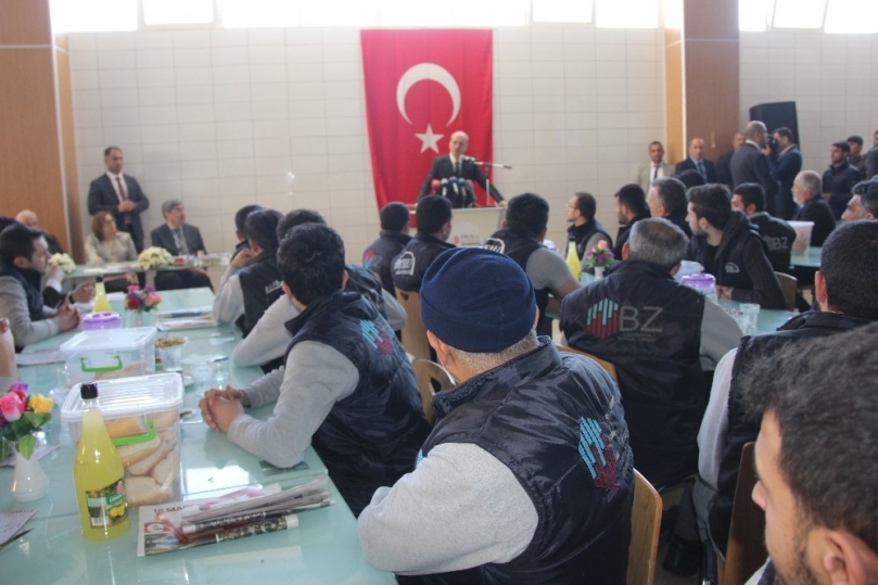 Kurtulmuş, fabrika işçileriyle yemek yedi