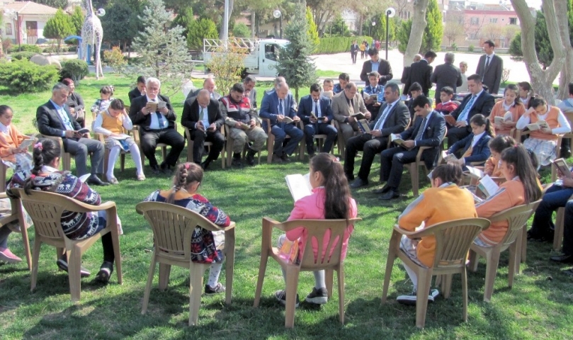 Kaymakam, öğrencilerle kitap okudu