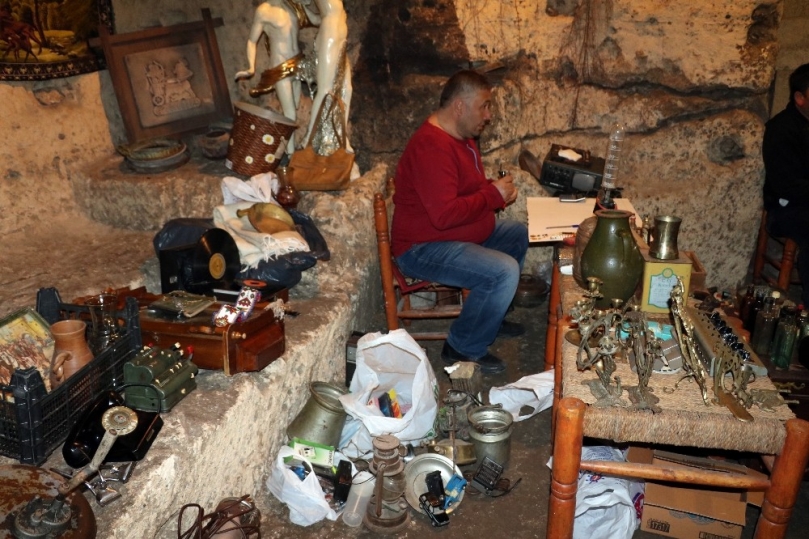 Antika eşyalar açık arttırmayla satılıyor