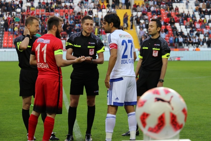 Gaziantepspor, sahasında Ümraniyepor’u 2-1 yendi.