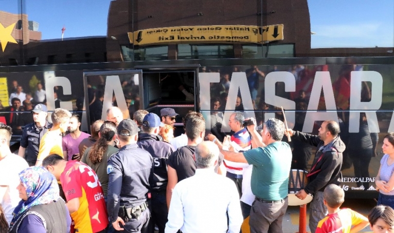 Galatasaray, Gaziantep’te protestoyla karşılandı