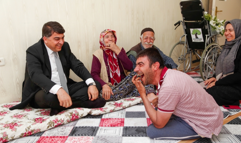Belediye Başkanı Fadıloğlu’ndan engelli ailelere sürpriz ziyaret