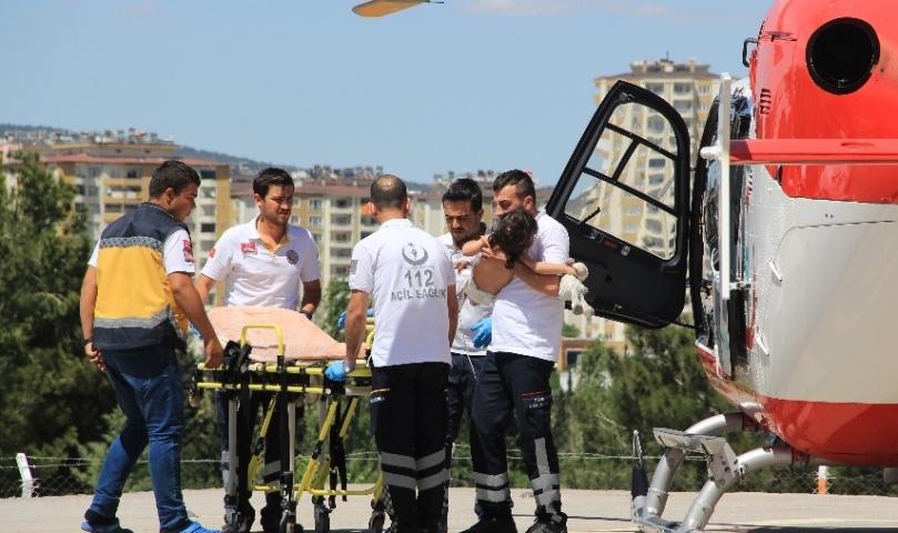 Helikopterle tedaviye getirilen çocuk, elindeki oyuncağı bırakmadı